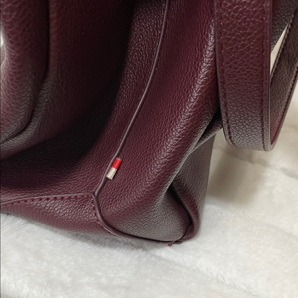 Elegant Burgundy Shoulder Bag - Picture 6 of 16